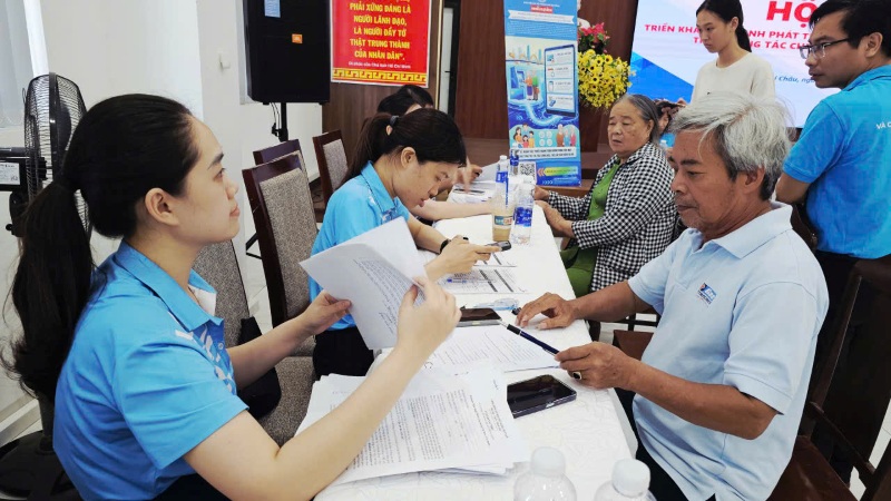 Gần 80% người hưởng lương hưu, trợ cấp ở Đà Nẵng nhận tiền qua tài khoản. Ảnh: Hoàng Bin