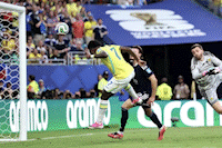 Vinicius cabecea a quemarropa, elevando el marcador a 2-0 para Brasil contra Escocia