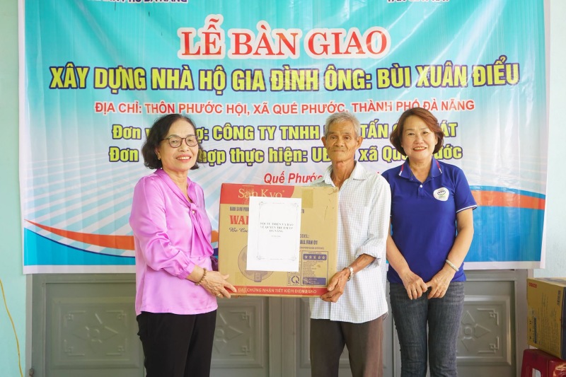 Đơn vị tài trợ trao quà chúc mừng ông 