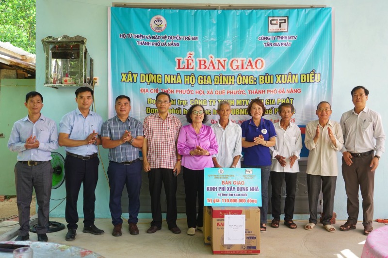 Handing over a house of gratitude to a difficult family in Que Phuoc mountainous area, Da Nang. Photo: Truong An