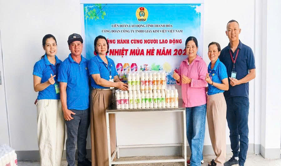 The Trade Union of Kim Viet Vietnam Shoe Co., Ltd. promotes activities to care for the lives and health of workers with practical gifts. Photo: Thanh Hoa Trade Union