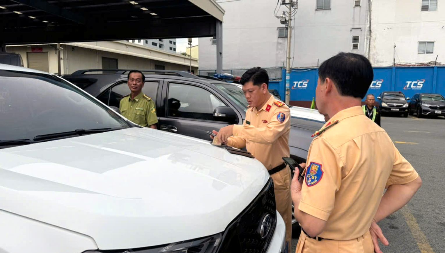 Lực lượng Cảnh sát giao thông chuẩn bị đưa Sếu đầu đỏ từ Sân bay Tân Sơn Nhất về Vườn quốc gia Tràm Chim. Ảnh: TS Trần Triết