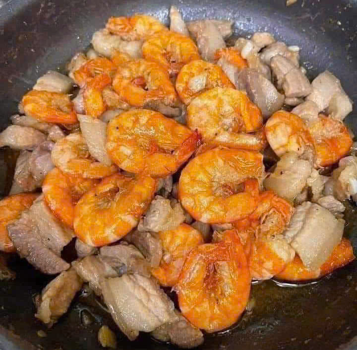 Shrimp braised with meat is one of the easy-to-make dishes that can help supplement calcium. Photo: Quang Minh.