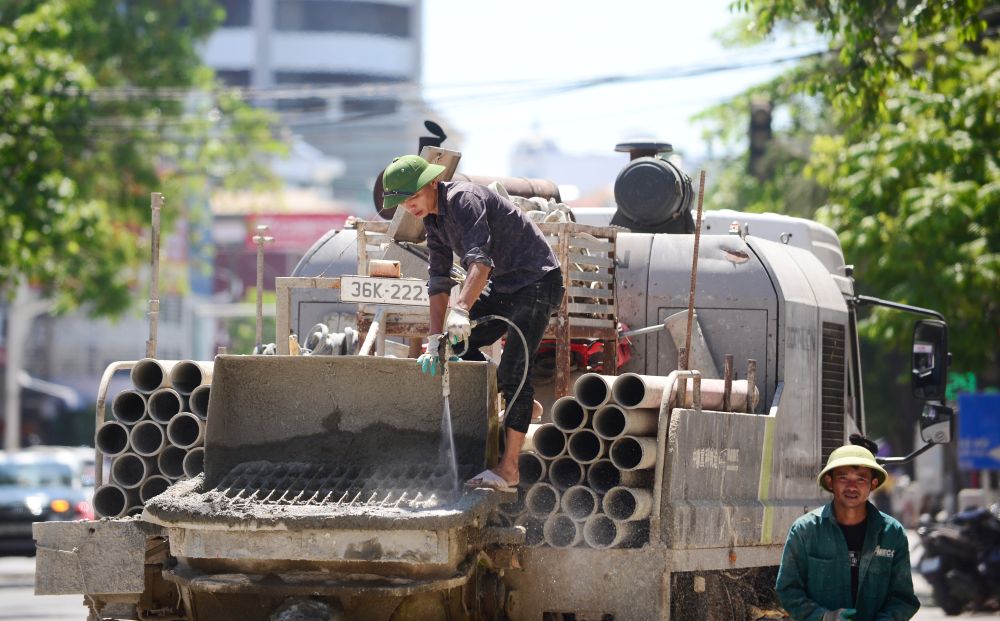 Workers in Thanh Hoa work hard in prolonged hot weather. Photo: Quach Du