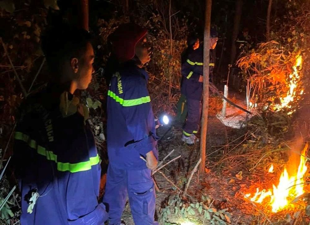 Lực lượng chức năng xuyên đêm bám hiện trường, nỗ lực khống chế kiểm soát cháy rừng tại phường Hải Bình. Ảnh: Công an Thanh Hóa
