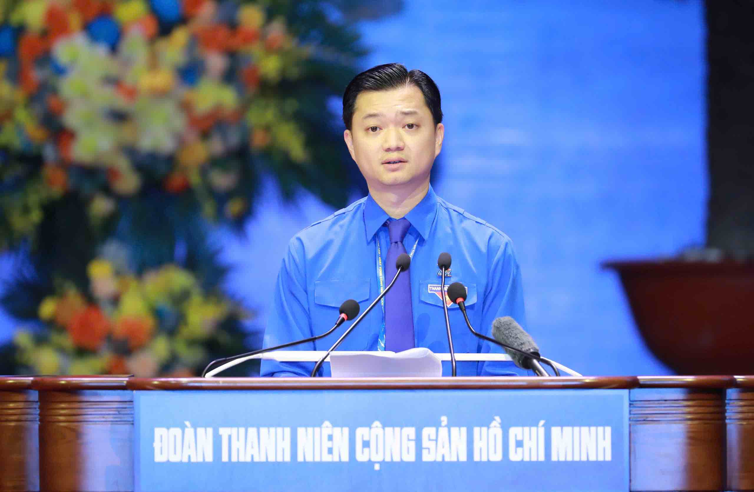 Mr. Nguyen Minh Triet - Alternate Member of the Party Central Committee, Standing Secretary of the Central Committee of the Youth Union speaking at the Congress. Photo: Huu Chanh