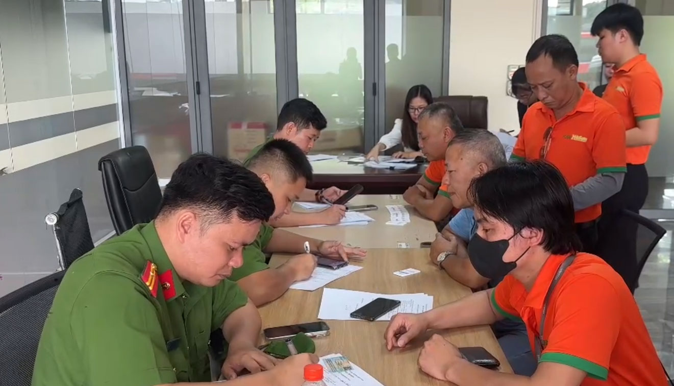 Lực lượng chức năng kiểm tra ma túy tại bến xe. Ảnh: Công an Lào Cai