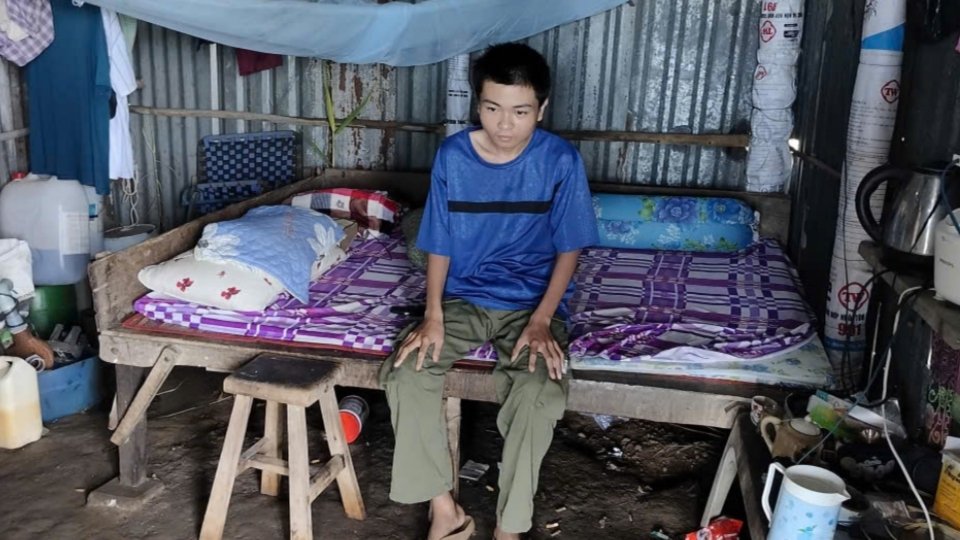 Lung tuberculosis makes the 19-year-old boy increasingly thin and weak, and life is facing many difficulties. Photo: Thanh Tri Commune Red Cross Society