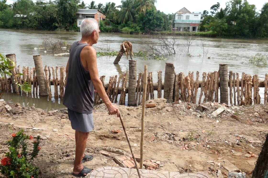 Ông Nguyễn Minh Sơn (71 tuổi) chia sẻ, tình trạng sạt lở khiến người dân luôn sống trong cảnh bất an, lo lắng trước nguy cơ đất tiếp tục sụp lún bất cứ lúc nào. Với người cao tuổi như ông, việc đi lại và sinh hoạt hằng ngày gặp không ít khó khăn, ảnh hưởng lớn đến cuộc sống và tinh thần.