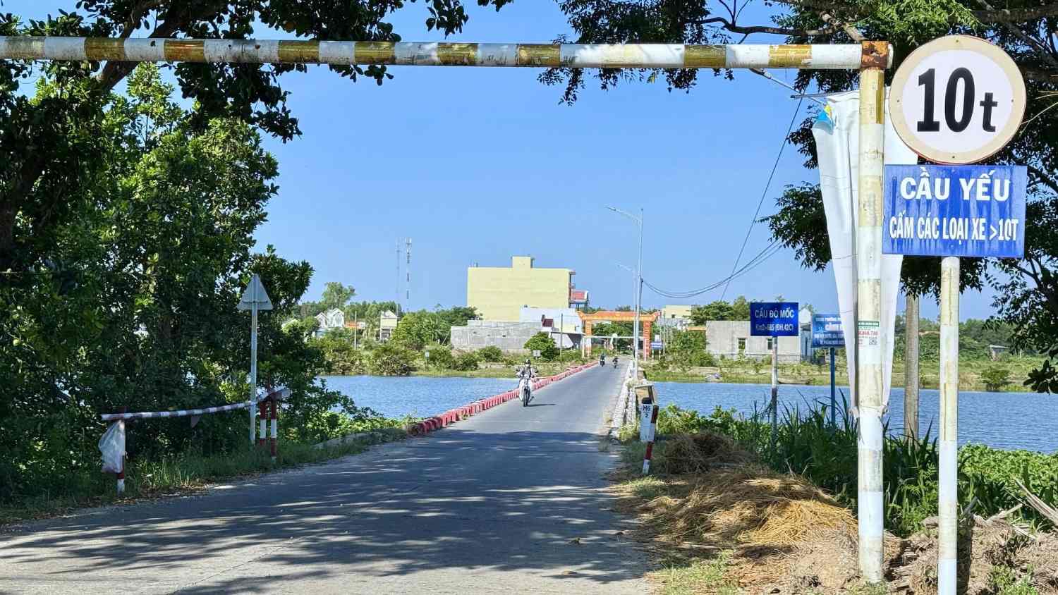 El puente Đò Mốc, en el barrio de Trà Câu, provincia de Quảng Ngãi, se ha deteriorado gravemente después de décadas de uso. Foto: Đông Giang