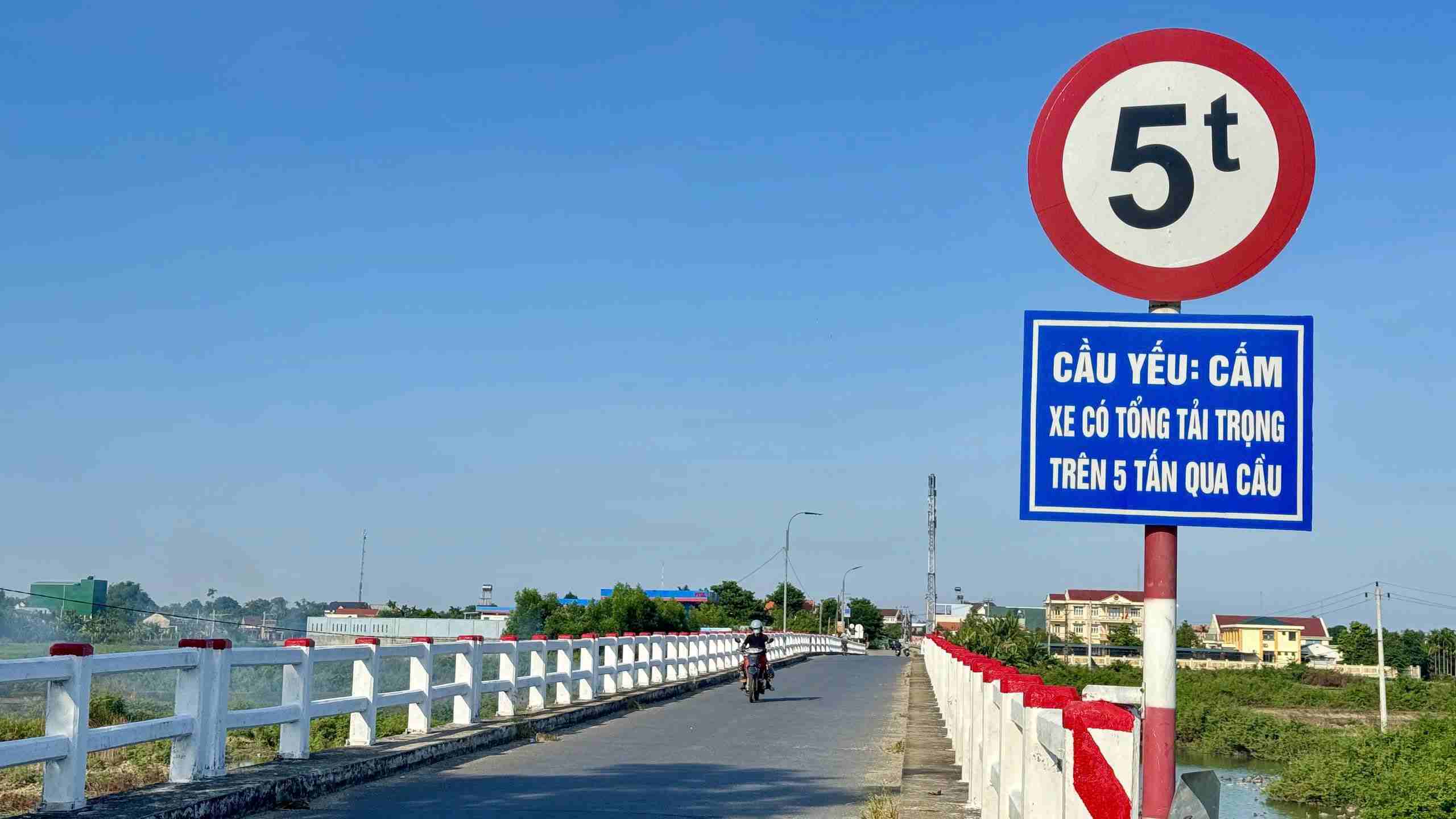 Biển báo hạn chế tải trọng 5 tấn được lắp đặt tại cầu Văn Hà 1 nhằm bảo đảm an toàn giao thông. Ảnh: Đông Giang