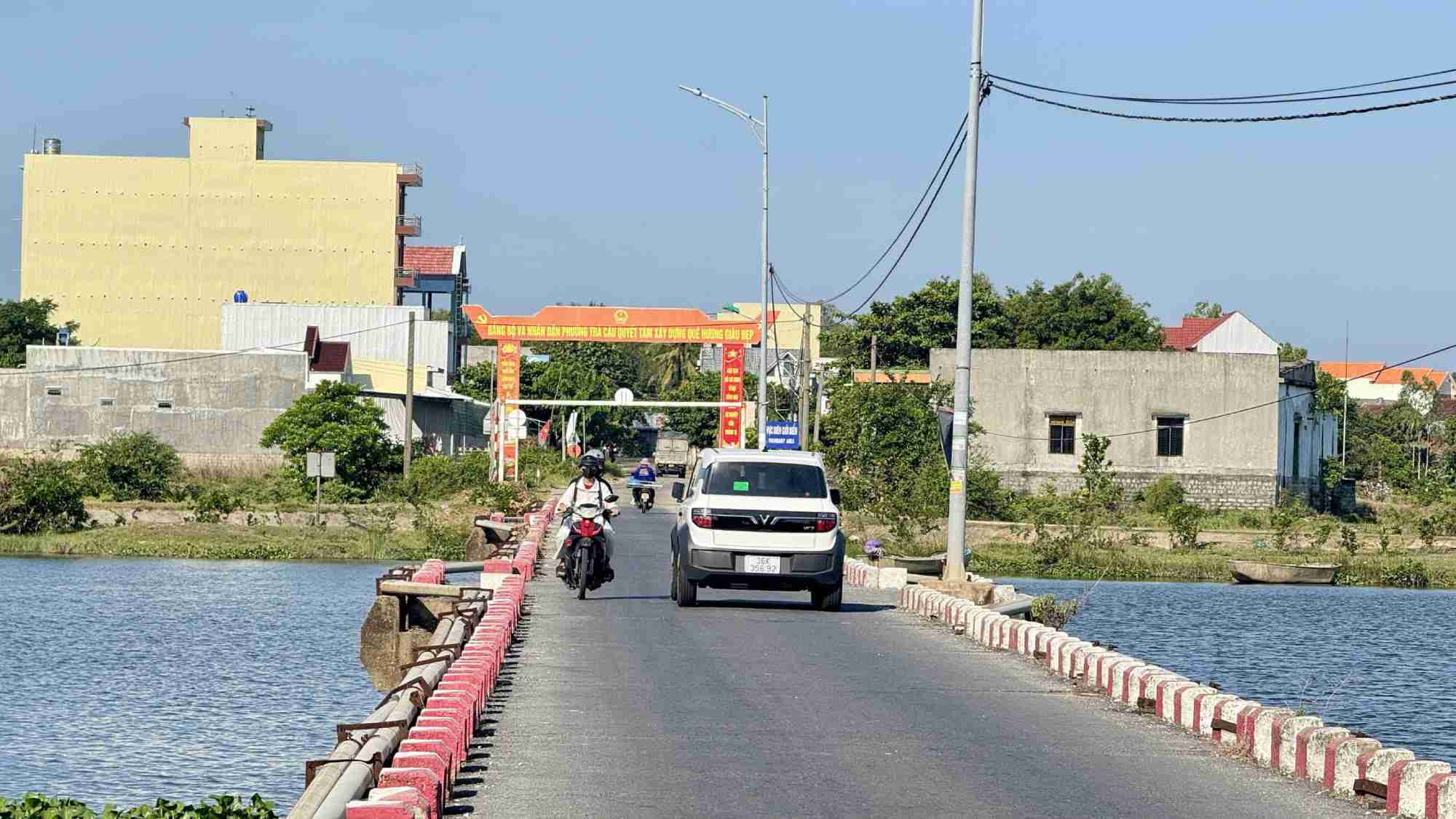 Mặt cầu Đò Mốc hẹp, không có lan can bảo vệ, tiềm ẩn nguy cơ mất an toàn giao thông. Ảnh: Đông Giang