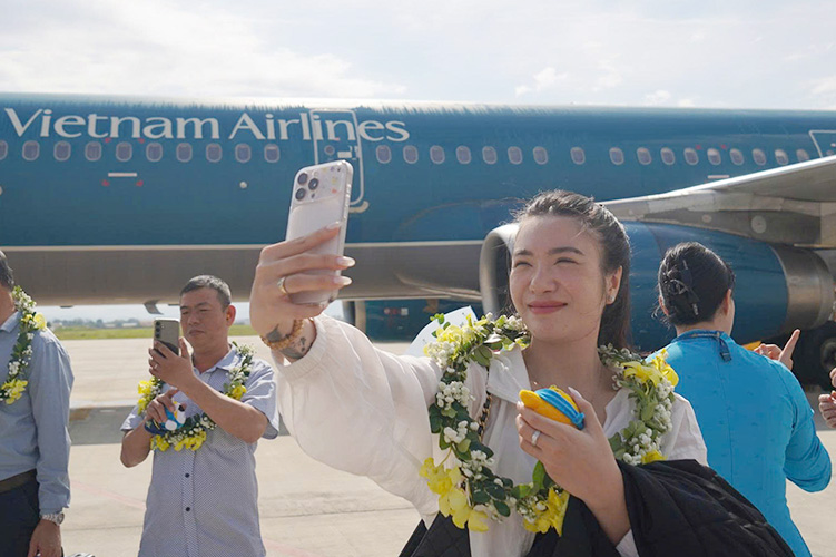 Du khách check-in tại Cảng hàng không Điện Biên. Ảnh: Lưu Học