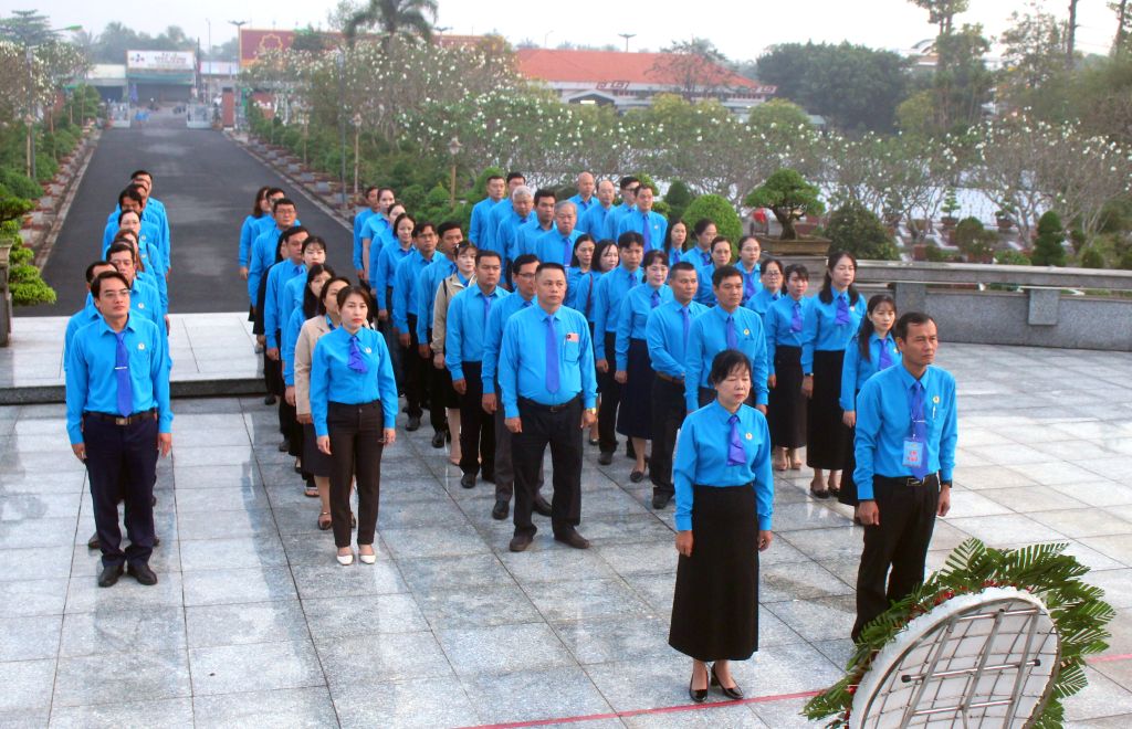 Đoàn đại biểu dự Đại hội Công đoàn tỉnh Đồng Tháp lần thứ I viếng Nghĩa trang liệt sĩ Tiền Giang. Ảnh: Thanh Mai