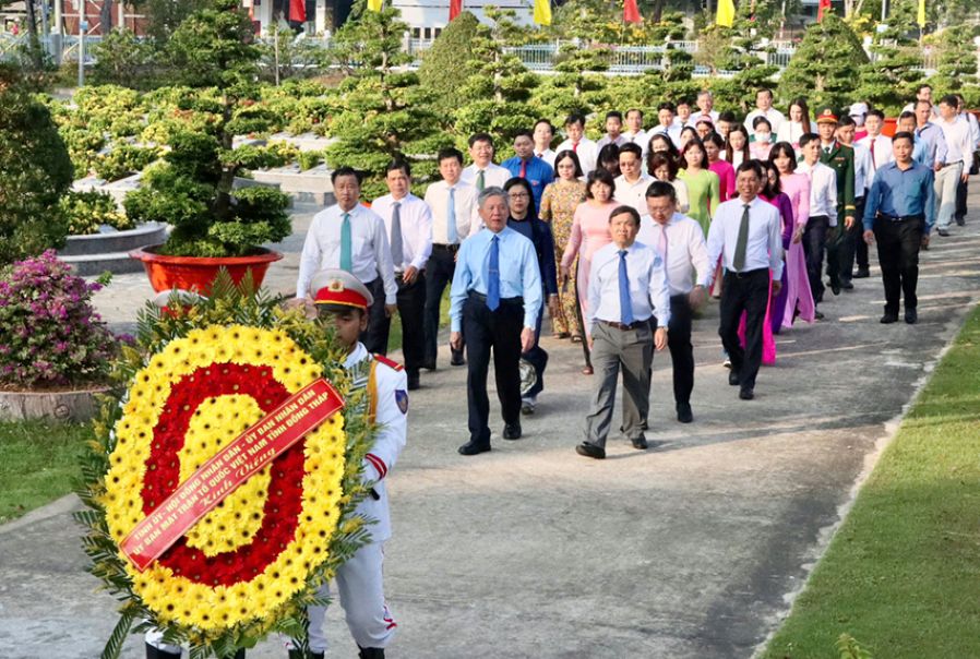 La delegación de trabajo del Comité Provincial del Partido, el Consejo Popular, el Comité Popular y el Comité del Frente de la Patria de la provincia de Dong Thap visita el Cementerio de Mártires de Dong Thap. Foto: Thanh Mai
