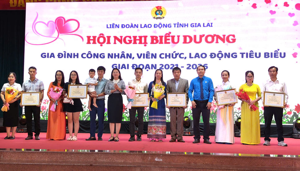 Gia Lai Provincial Trade Union commends 16 "Exemplary Worker, Civil Servant, and Laborer Families". Photo: Huy Trang