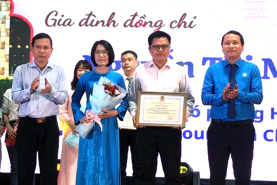 Biểu dương gia đình bà Nguyễn Thị Minh Trí. Ảnh: Huy Trang