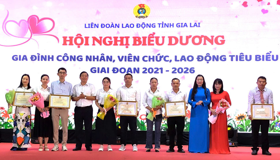 LĐLĐ tỉnh Gia Lai biểu dương các gia đình tiêu biểu. Ảnh: Huy Trang