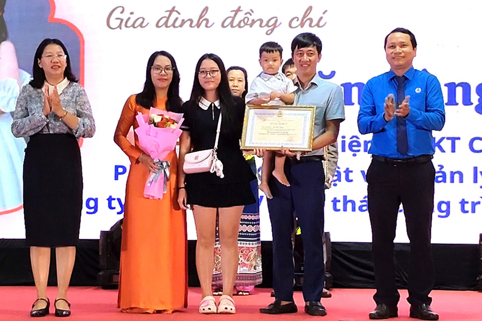 Gia đình anh Lê Văn Hùng được biểu dương. Ảnh: Huy Trang