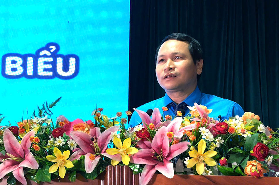 Chủ tịch LĐLĐ tỉnh Gia Lai Hà Duy Trung biểu dương các gia đình. Ảnh: Huy Trang