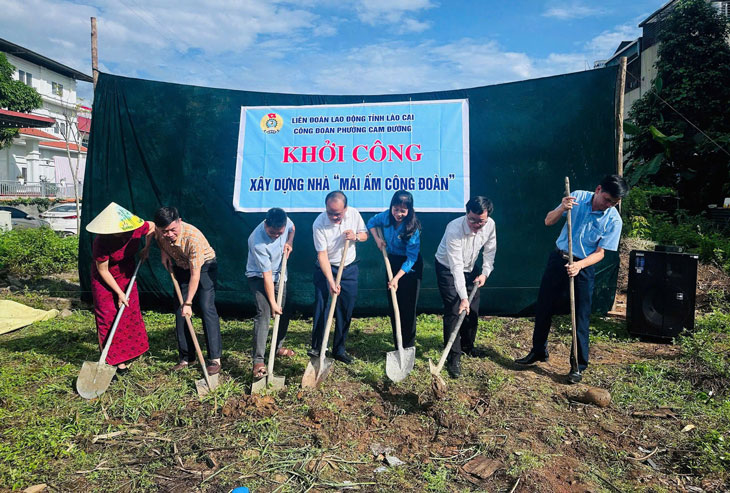 Commencement of construction of "Trade Union Warm House" for union member Luong Quy Tu's family. Photo: Nguyen Hue