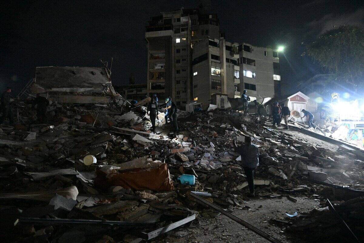 Rescue forces search in the rubble of a collapsed building in the Altamira neighborhood in Caracas, Venezuela after the earthquake on June 24. Photo: AFP