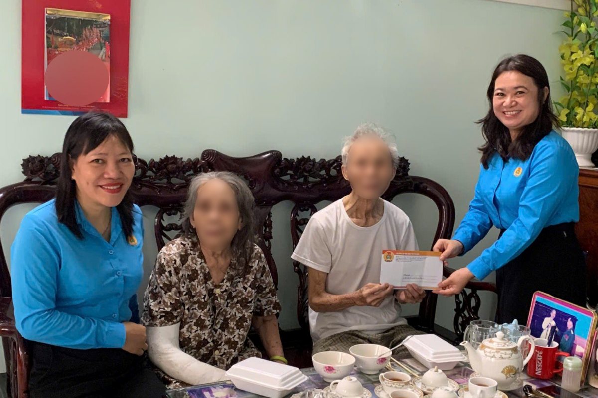 Giving support to a case of a work accident in Vung Tau ward. Photo: Hanh Vu