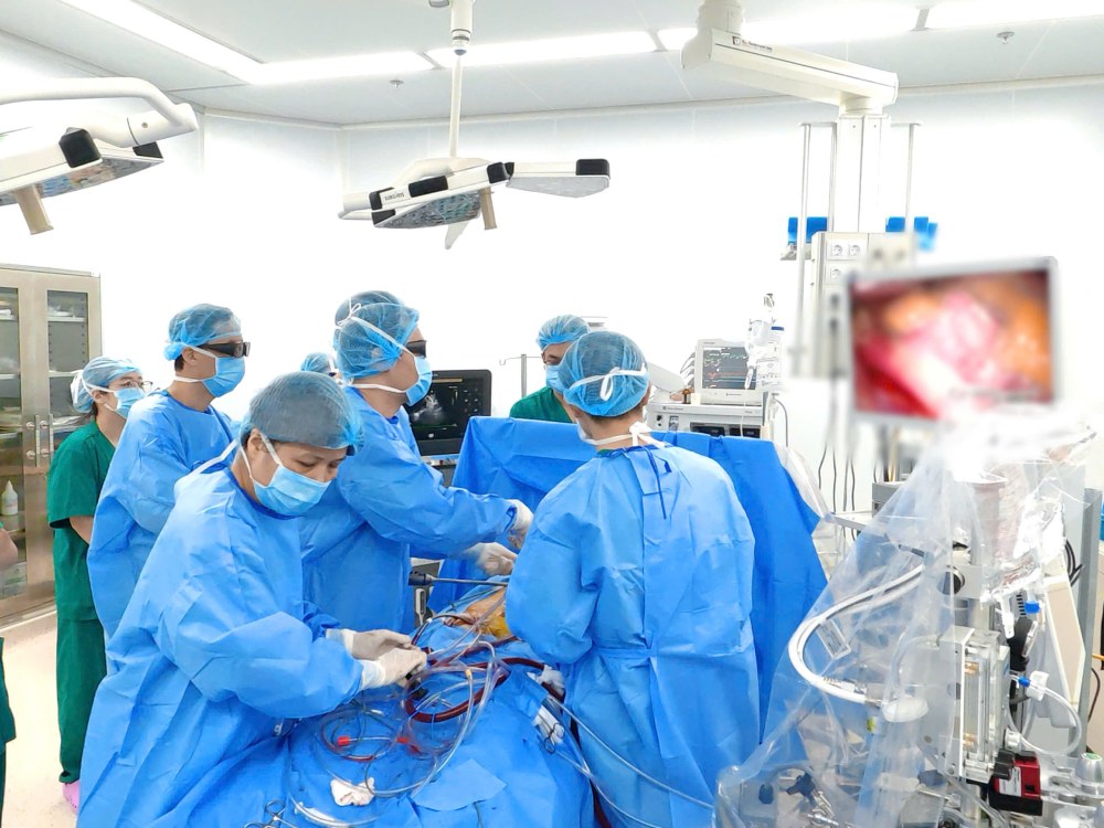 Discovering a 31mm puncture in the heart of a 23-year-old girl, doctors performed surgery. Photo: Huyen Trang