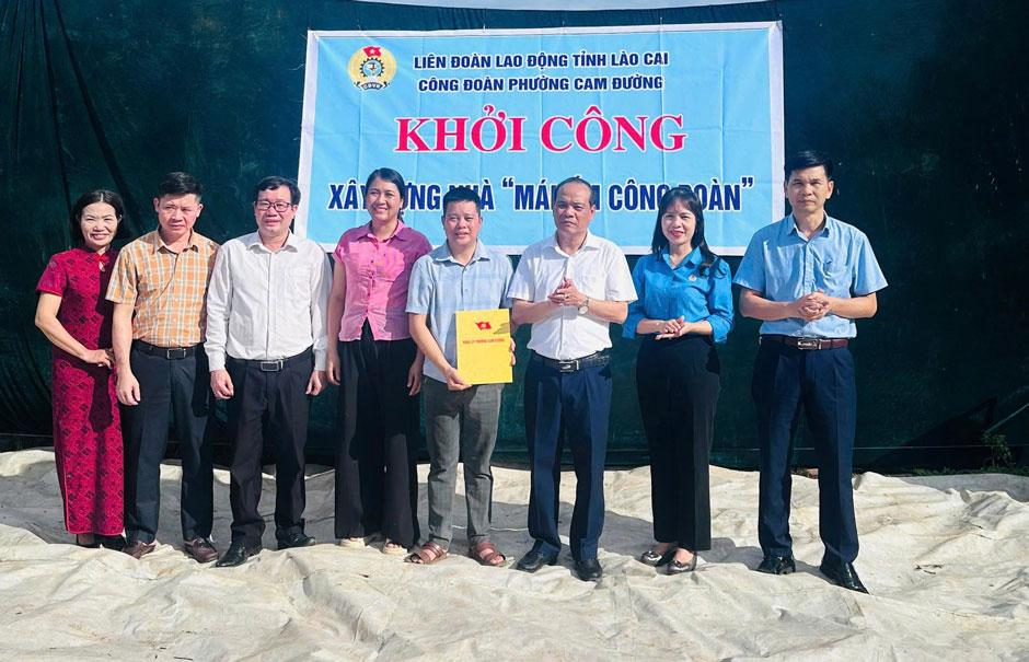 Chính quyền địa phương trao giấy phép xây dựng cho gia đình đoàn viên ngày 24.6. Ảnh: Nguyễn Huệ 