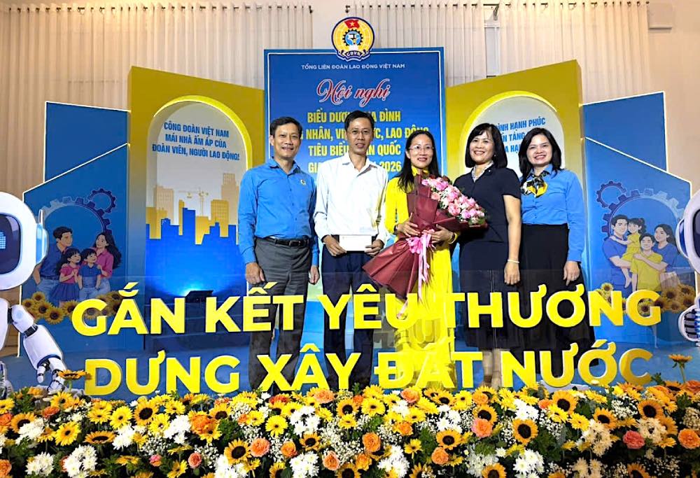 Representatives of leaders of the Vietnam General Confederation of Labour, Vietnam Trade Union of Industry and Trade congratulated Mr. Nguyen Ho Khanh's family as one of 95 typical families of workers, civil servants, and laborers who have just been honored by the Vietnam General Confederation of Labour. Photo: CĐCTVN