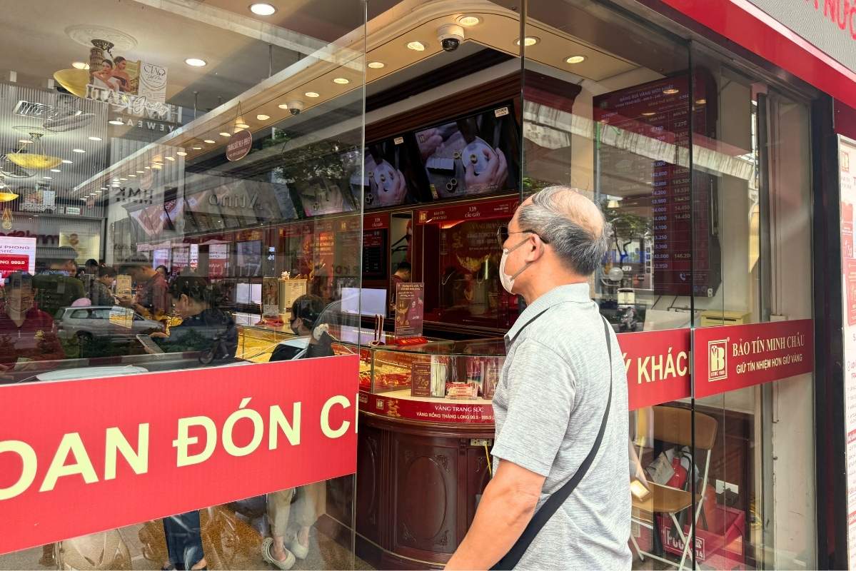 Nhiều khách hàng tranh thủ mua vàng khi giá hạ nhiệt. Ảnh: Hà Lê 