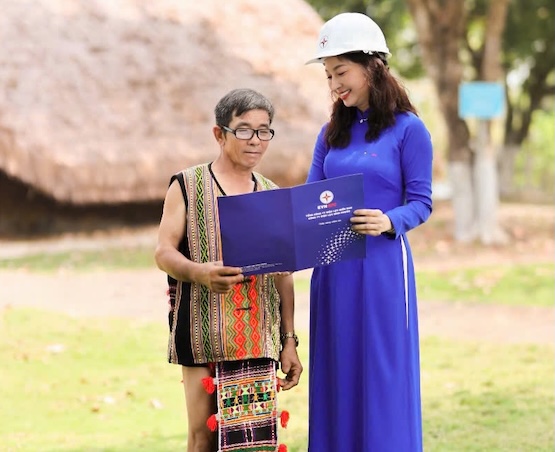 Chị Hạnh không chỉ tận tâm với công việc chuyên môn để đóng góp cho đơn vị mà còn có những trăn trở, suy nghĩ để phong trào thi đua ngày càng phát triển. Ảnh: NVCC