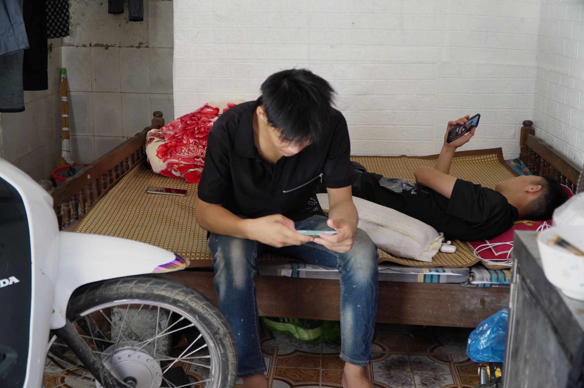 La chaleur étouffante rend presque impossible pour les ouvriers vivant en location dans la commune de Vinh Thanh, ville de Hanoï, de fermer l'œil. Photo: Dong Giang