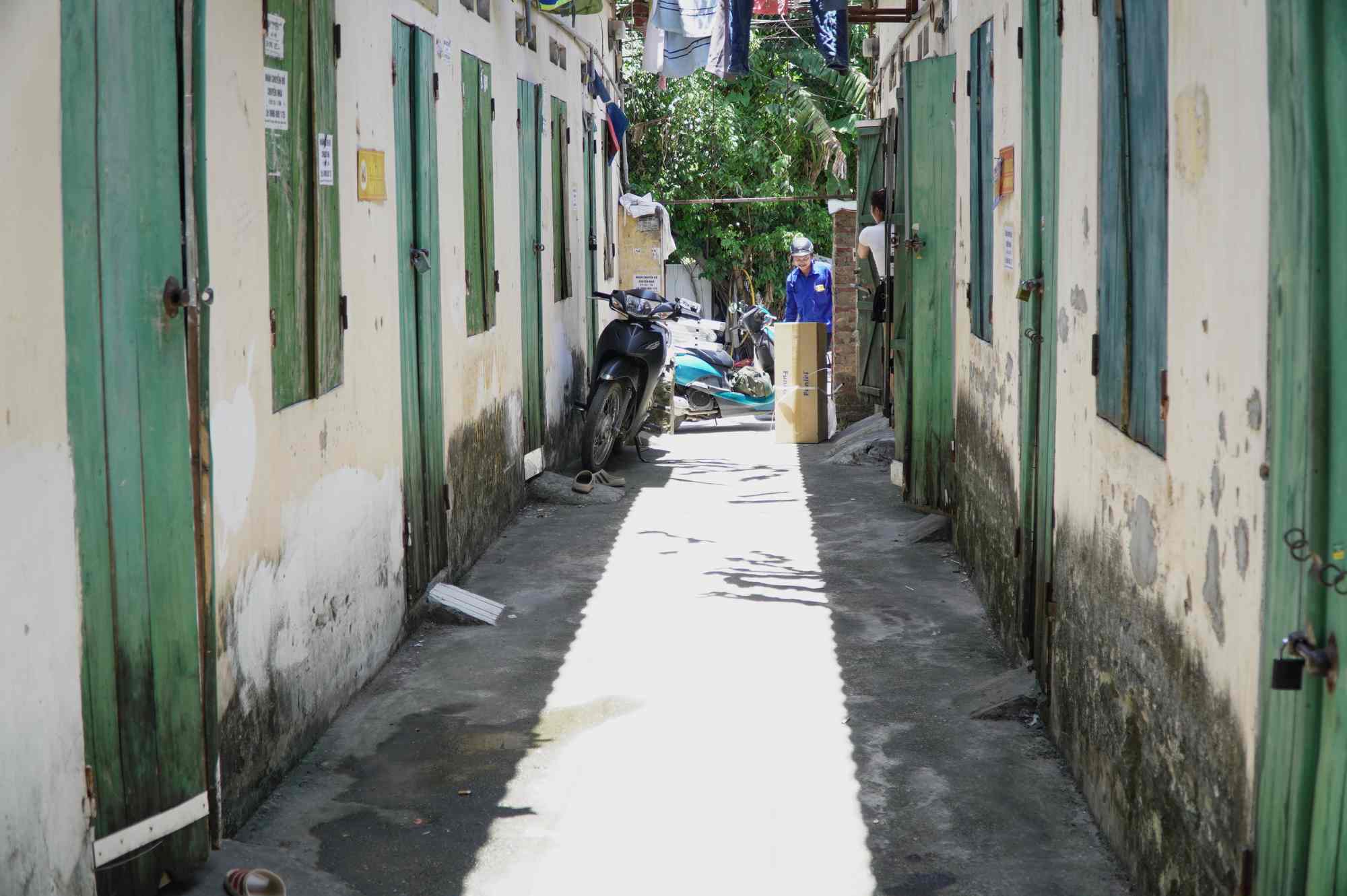 Dù nắng nóng gay gắt, nhiều công nhân sống tại các dãy trọ ở Khu công nghiệp Bắc Thăng Long vẫn không dám lắp điều hòa vì lo chi phí tốn kém. Ảnh: Đông Giang