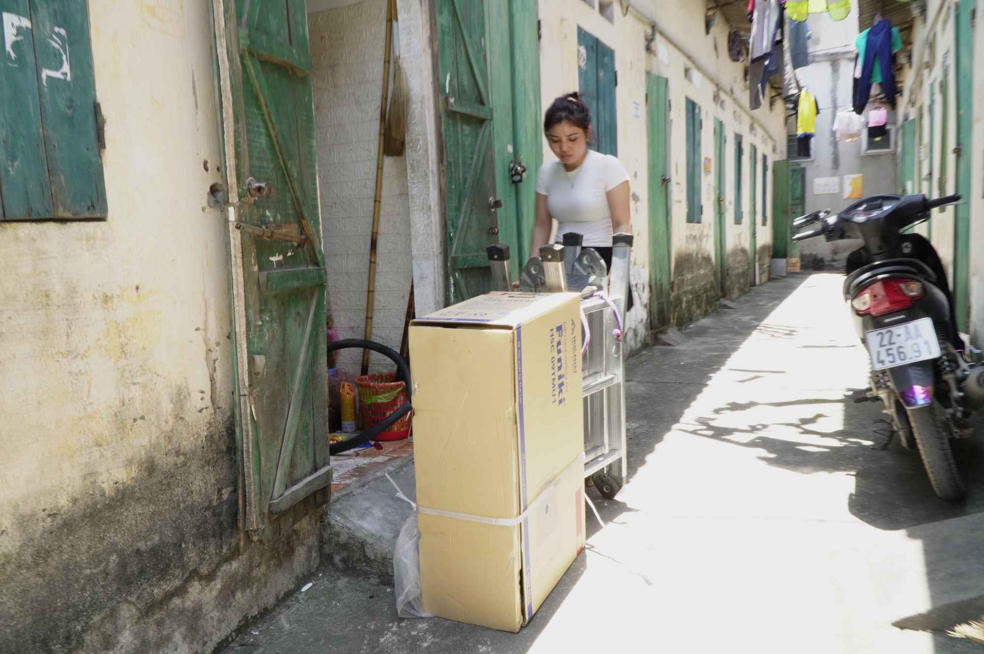 Lô Thị Hoa (32 tuổi), công nhân Khu công nghiệp Bắc Thăng Long, đã mua máy điều hòa để chống nóng. Ảnh: Đông Giang
