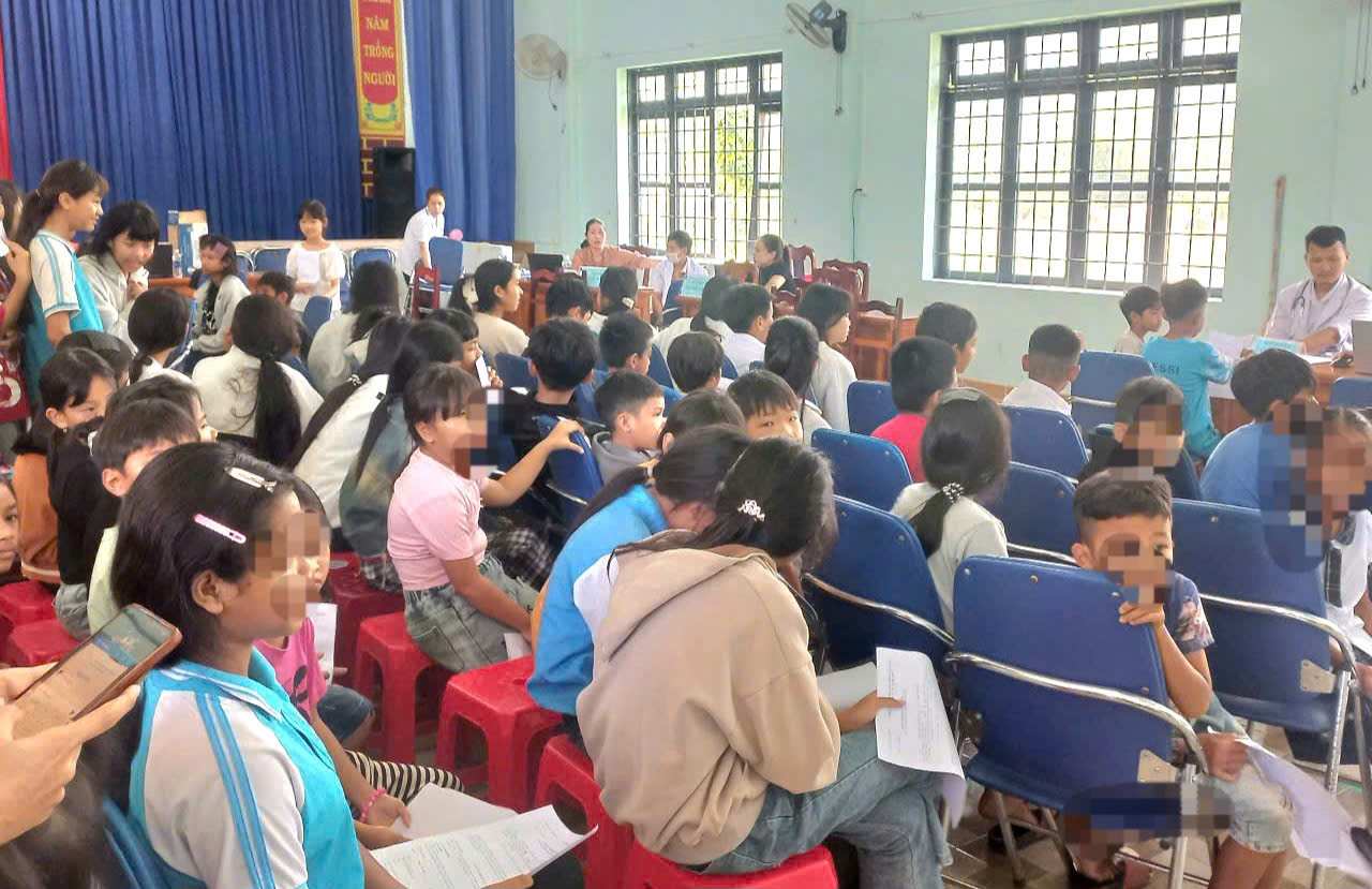 Đông đảo người dân xã Đạ Huoai 3 đến khám sức khỏe miễn phí tại trạm y tế. Ảnh: Phúc Khánh 