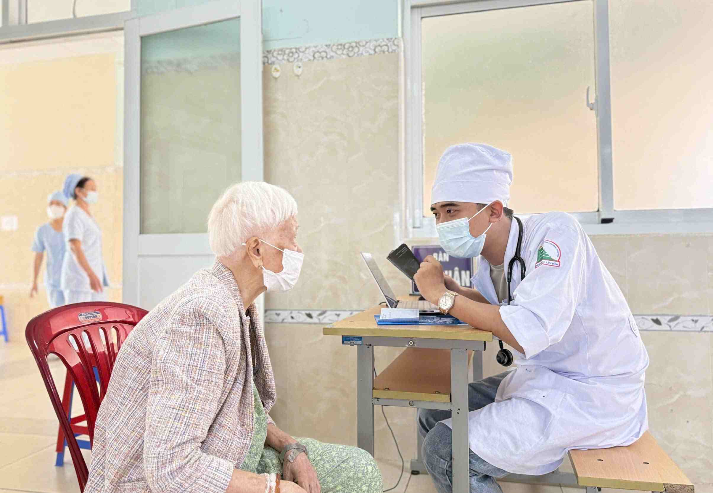 Người cao tuổi là một trong những nhóm khám sức khỏe ưu tiên còn đạt thấp. Ảnh: Phúc Khánh 