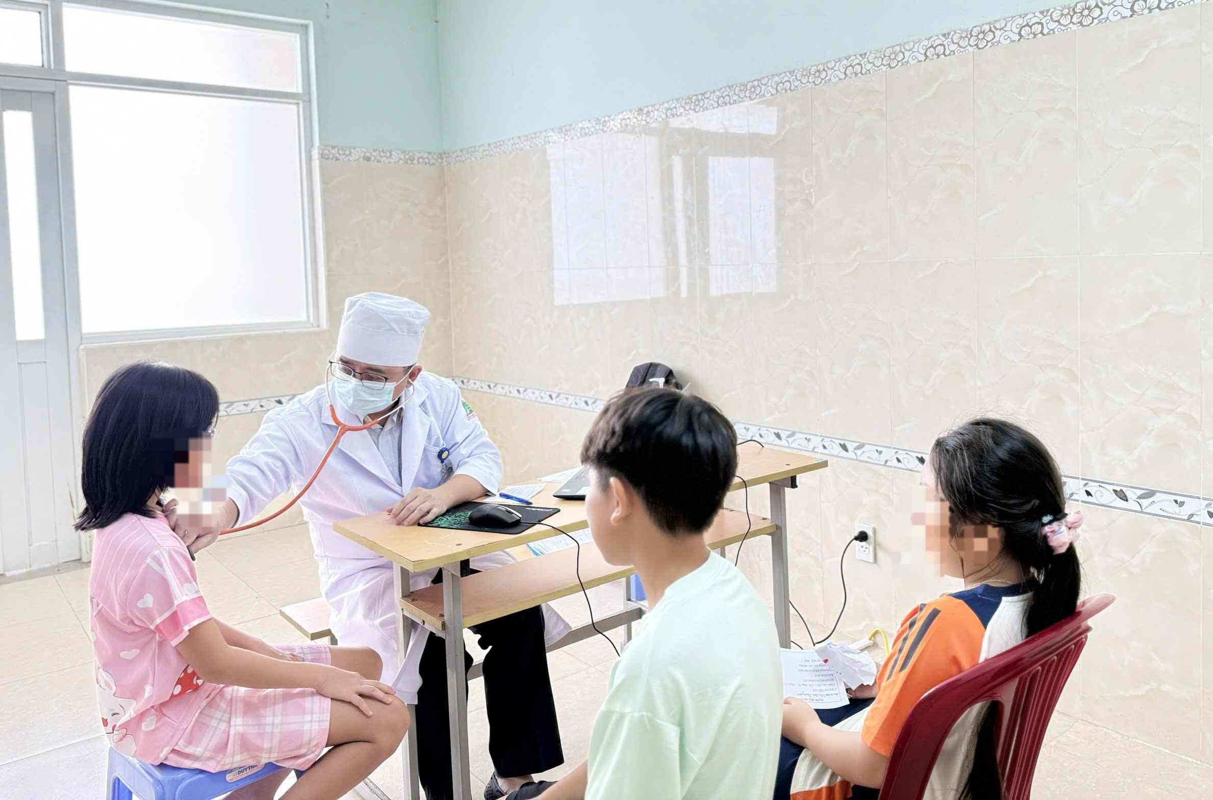 Khám sức khỏe miễn phí cho trẻ em tại Bệnh viện II Lâm Đồng. Ảnh: Phúc Khánh 