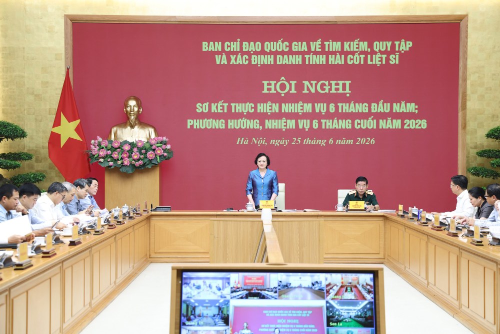 Secretary of the Party Central Committee, Deputy Prime Minister Pham Thi Thanh Tra - Head of the National Steering Committee for searching, repatriating and identifying martyrs' remains chaired the conference. Photo: VGP