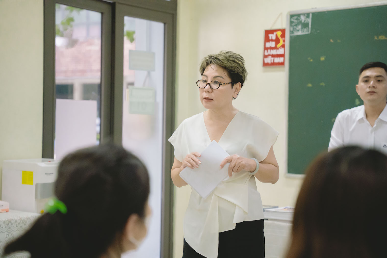 Ms. Van Lien Na - Vice Principal of Luong The Vinh Secondary and High School (Tan Trieu campus) exchanges with parents on the day of enrollment in grade 10 of the 2026 - 2027 school year. Photo: Anh Duc