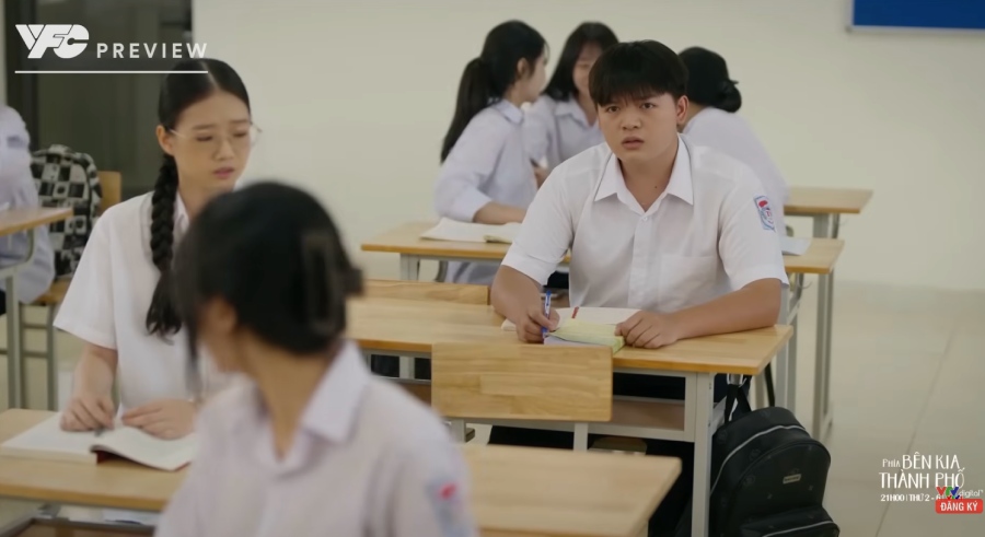 Cả lớp nhốn nháo trước thông tin Khuê bị chấn thương sọ não trong tập 20 phim “Phía bên kia thành phố“. Ảnh: VFC. 