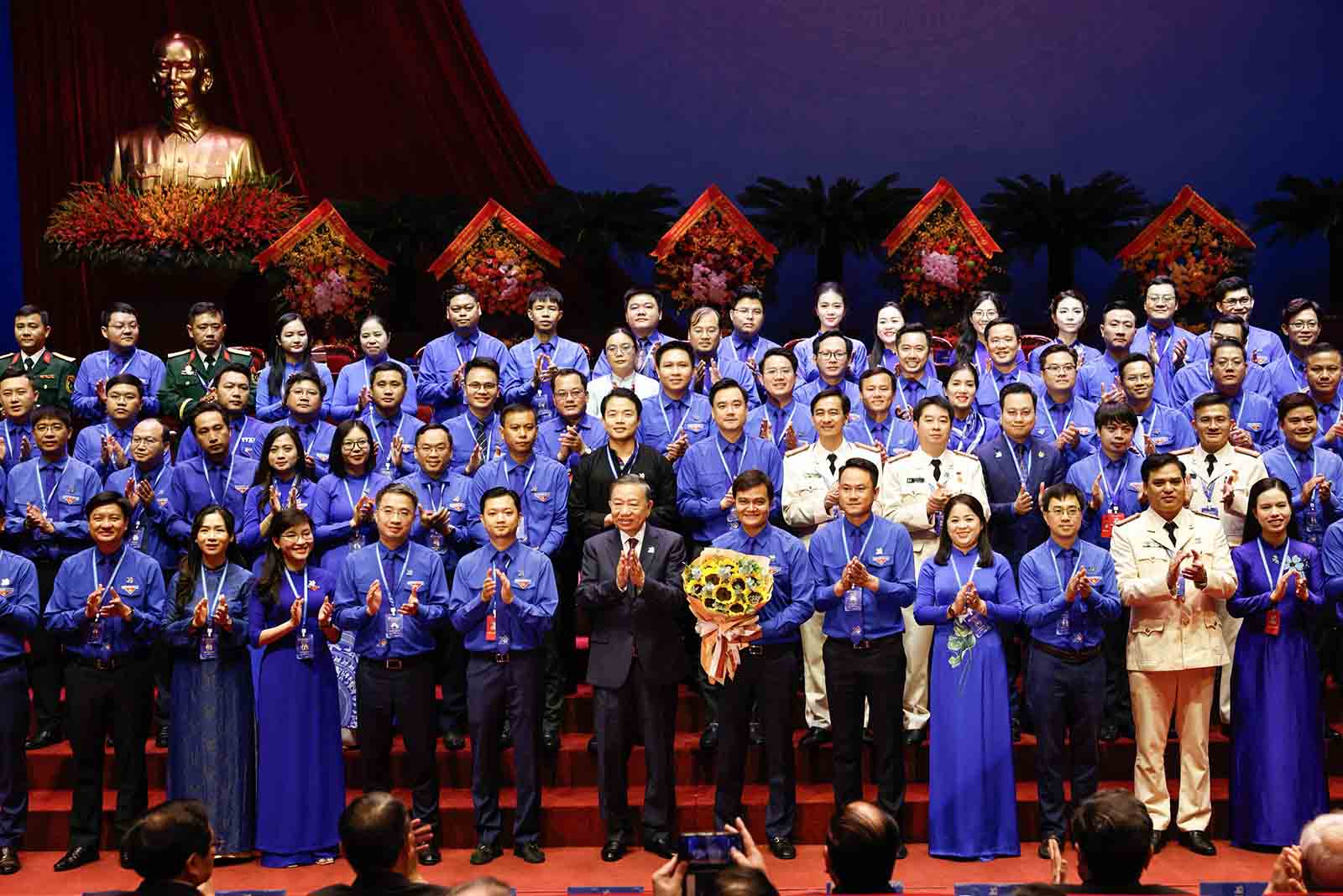 Tổng Bí thư, Chủ tịch nước Tô Lâm tặng hoa chúc mừng Ban Chấp hành Trung ương Đoàn khóa XIII, nhiệm kỳ 2026 - 2031. 
