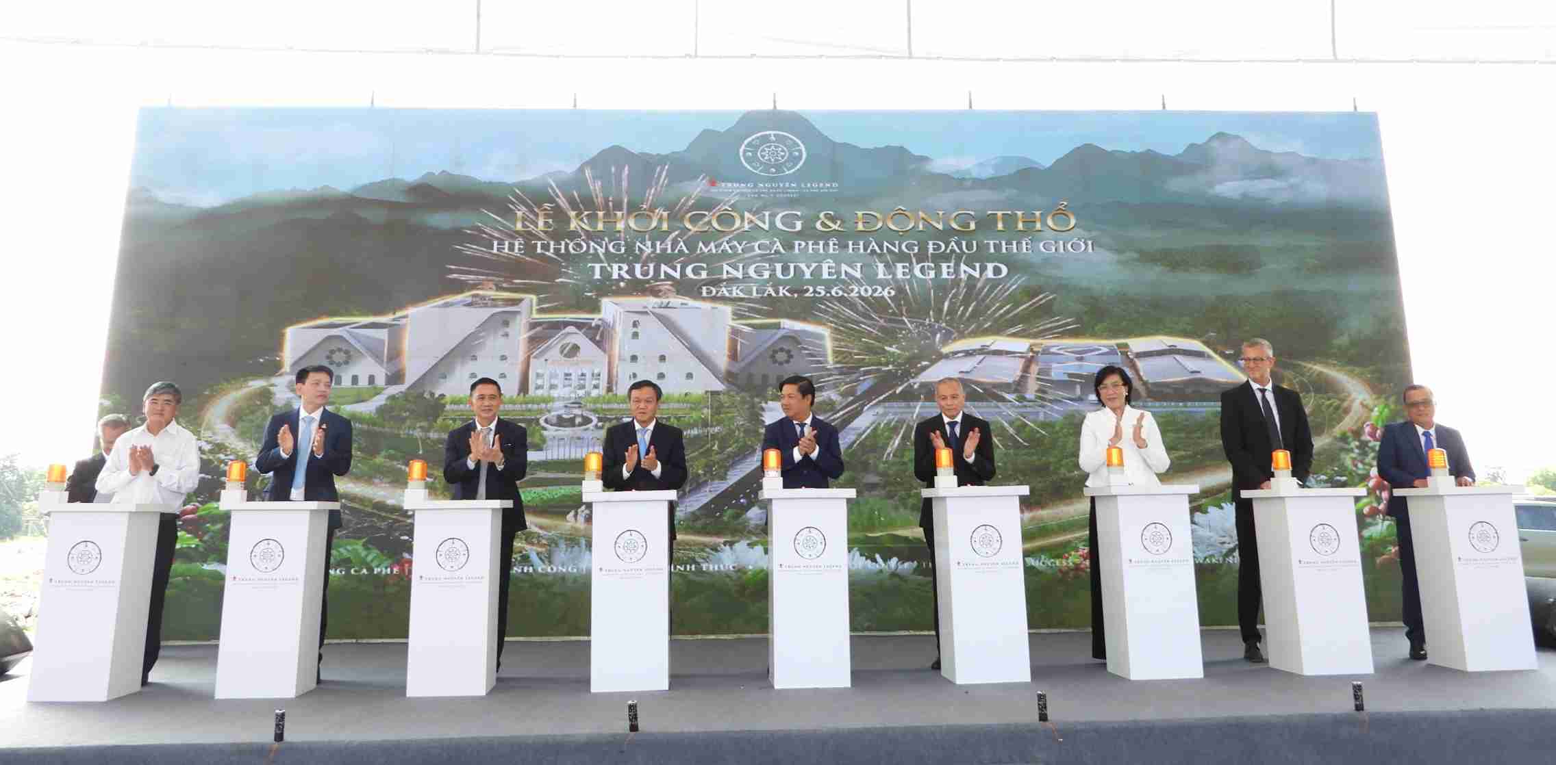 Delegates attending pressed the button to start construction and kick off the construction of a large-scale coffee factory system in Dak Lak. Photo: Bao Trung