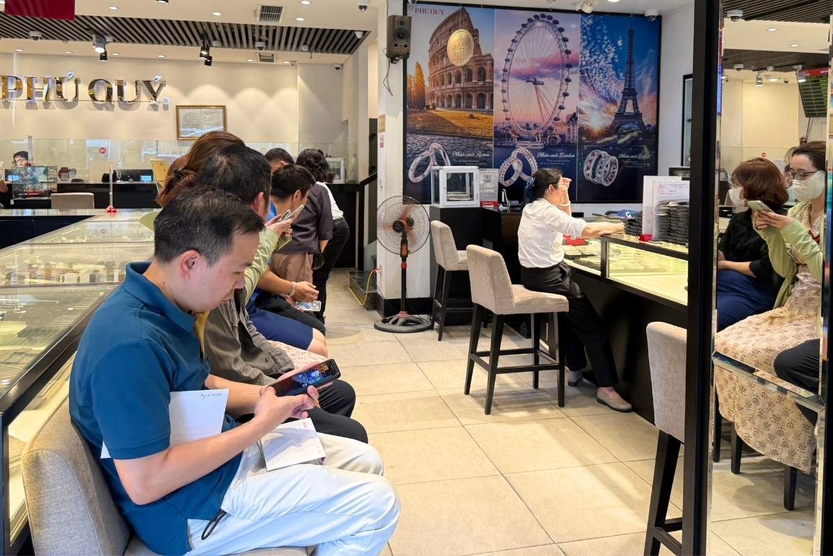 Nhiều người tranh thủ xuống tiền mua bạc khi giá giảm sâu. Ảnh: Phương Anh