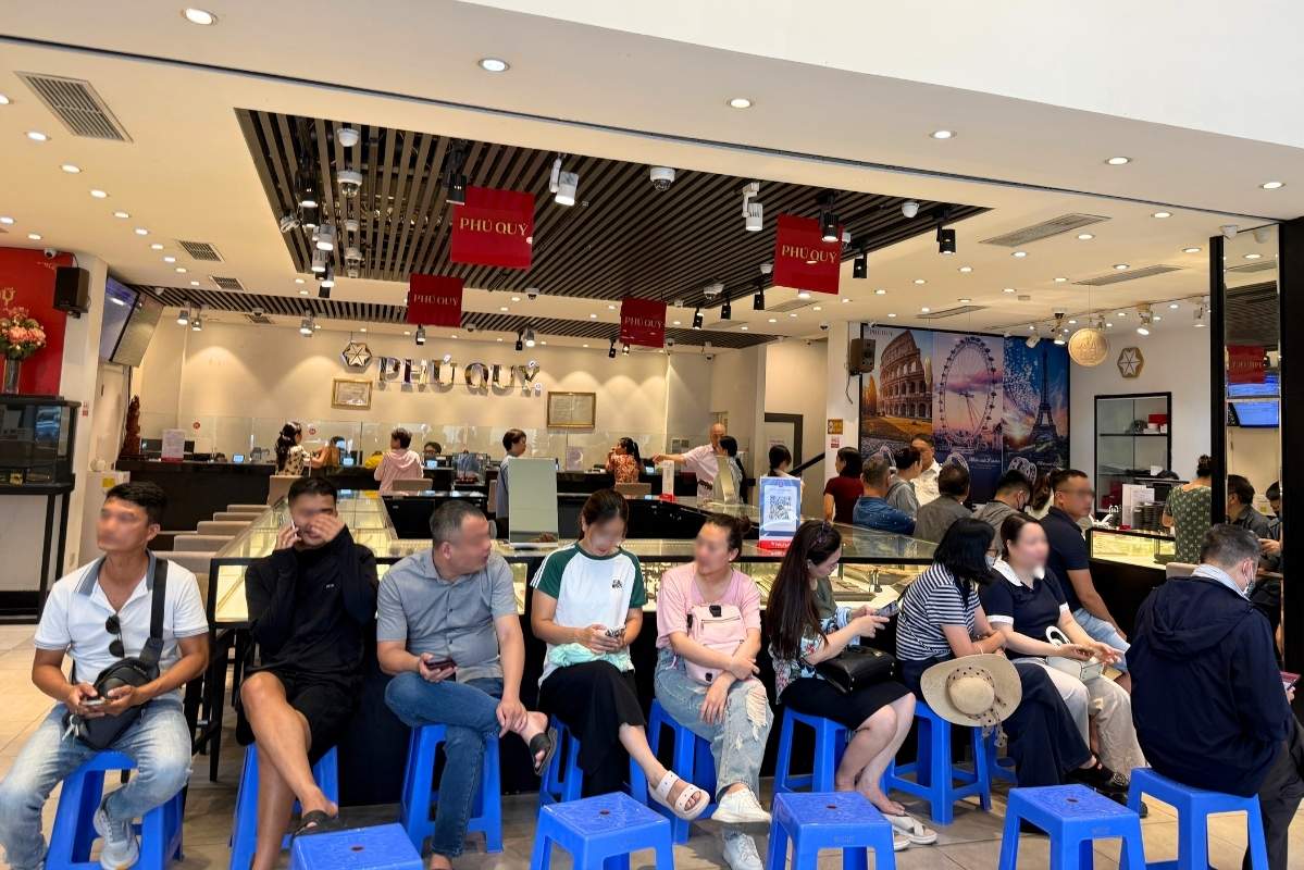 Many customers line up to transact at a silver shop on Cau Giay street (Hanoi) when silver prices drop sharply. Photo: Phuong Anh