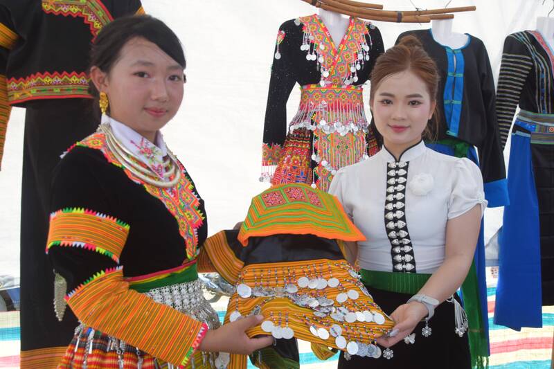 Gian hàng các sản phẩm thủ công truyền thống của các bản tại ngày hội. Ảnh: Trường Sơn