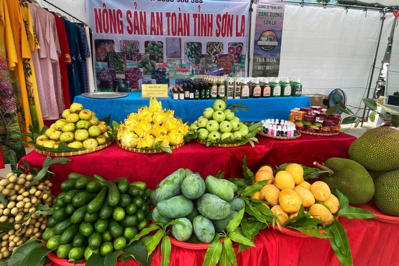 Các gian hàng nông sản tại Ngày hội. Ảnh: Trường Sơn