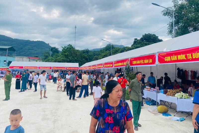 Đông đảo người dân, du khách tham gia ngày hội. Ảnh: Trường Sơn