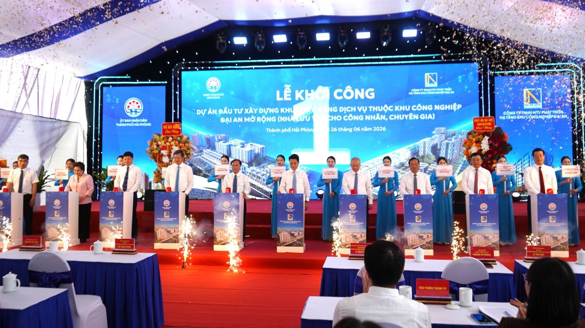 Delegates perform the groundbreaking ceremony of the Investment Project to build a functional service area belonging to Dai An Expanded Industrial Park (Hai Phong City). Photo: Mai Dung