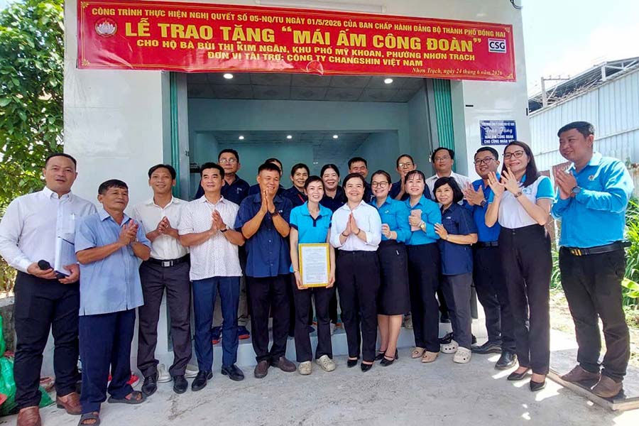Các đại biểu chúc mừng gia đình chị Kim Ngân có được căn nhà mới khang trang giúp chị yên tâm làm việc, ổn định kinh tế. Ảnh: Cổng TTĐT Đồng Nai